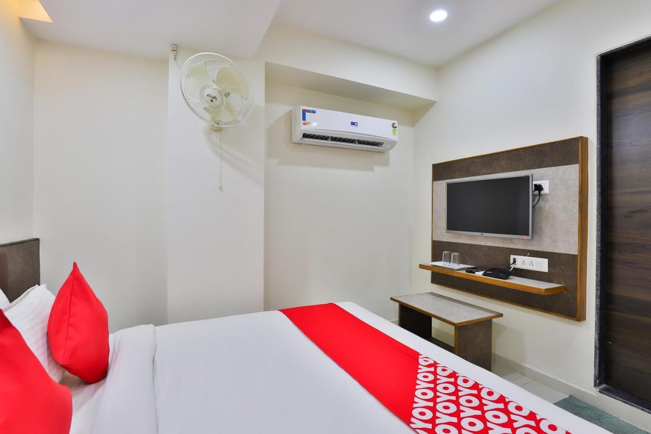Oyo 25009 Hotel Crystal 아흐메다바드 외부 사진