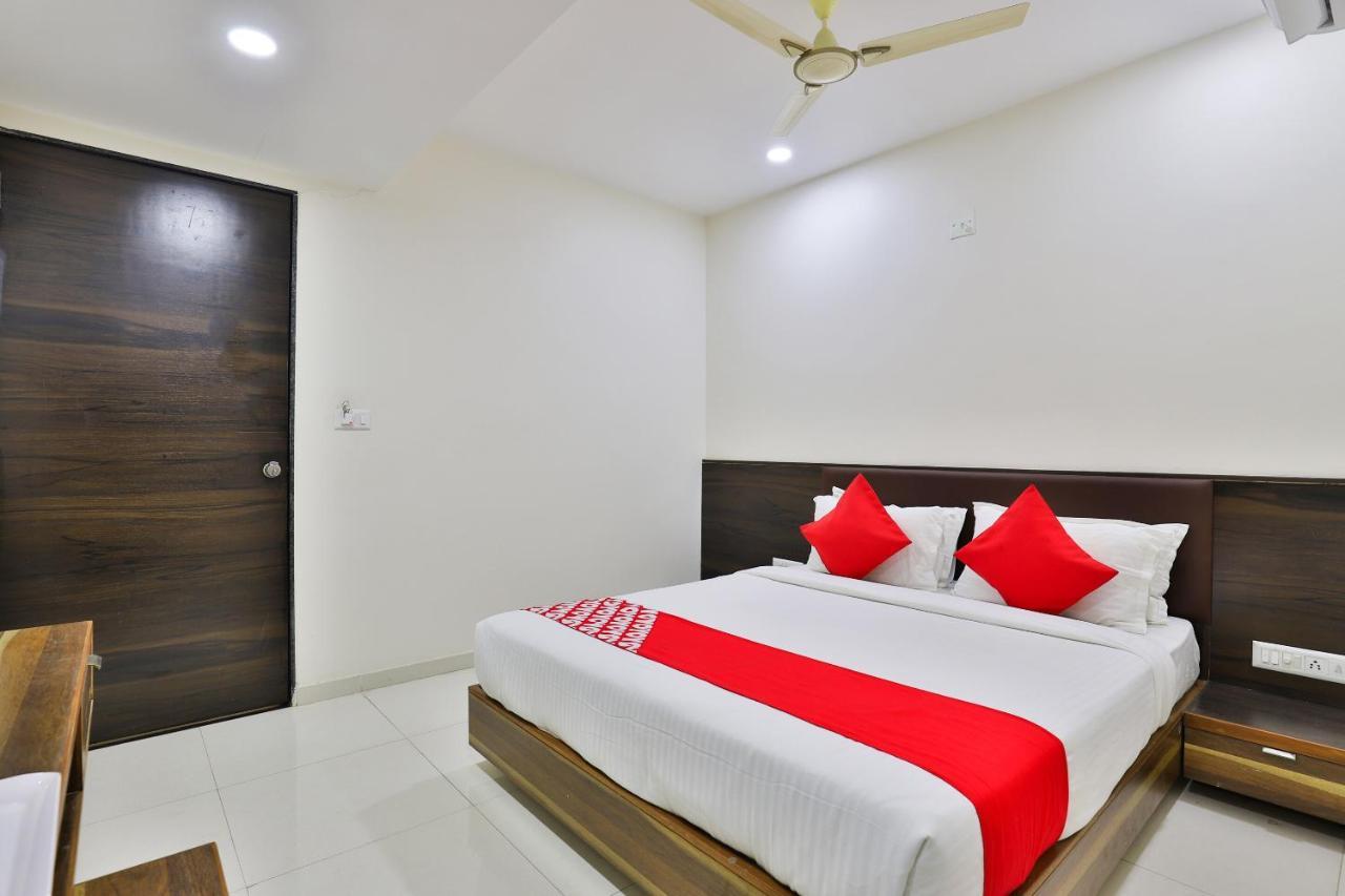 Oyo 25009 Hotel Crystal 아흐메다바드 외부 사진