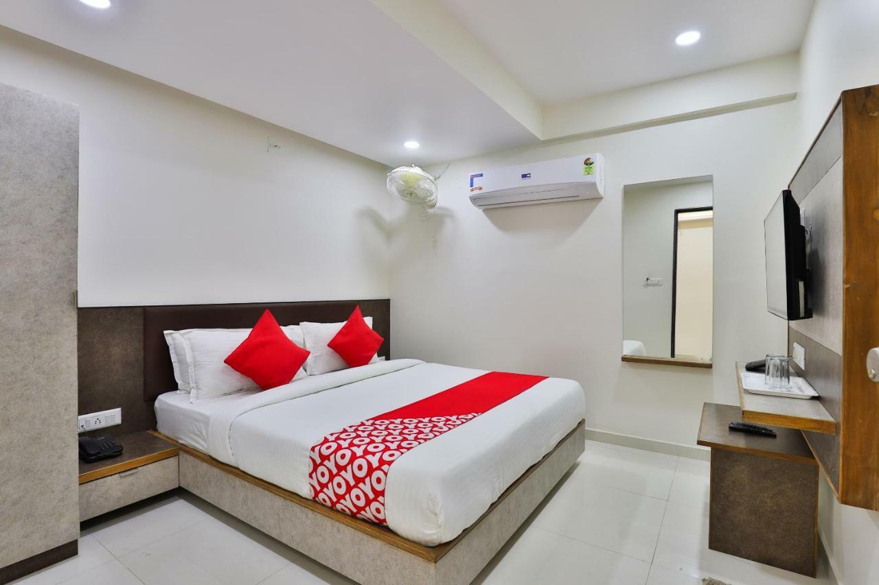 Oyo 25009 Hotel Crystal 아흐메다바드 외부 사진
