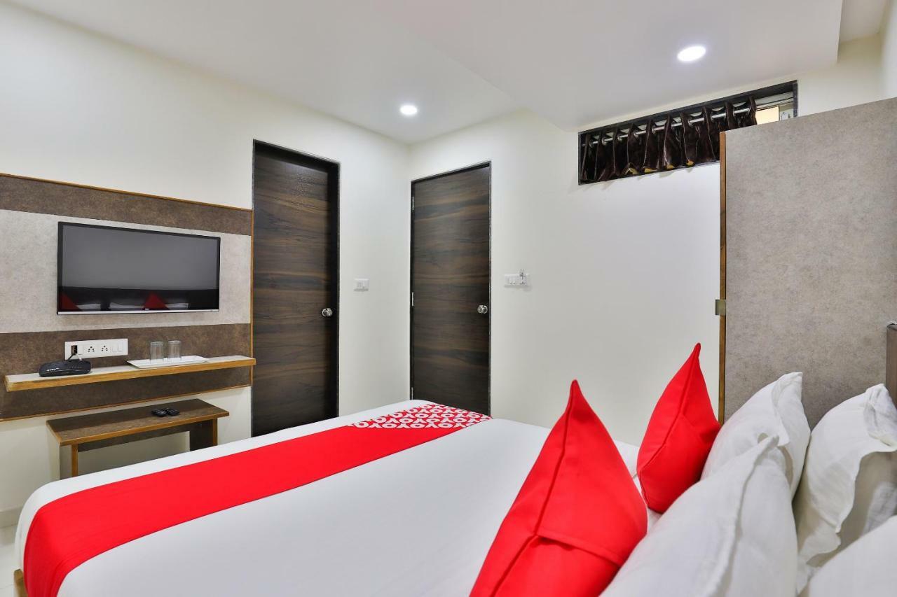 Oyo 25009 Hotel Crystal 아흐메다바드 외부 사진