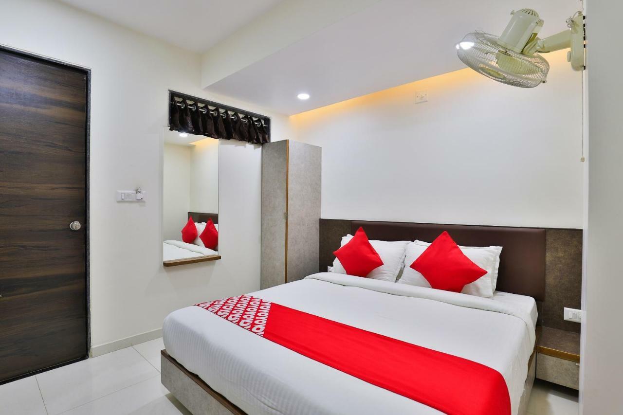 Oyo 25009 Hotel Crystal 아흐메다바드 외부 사진