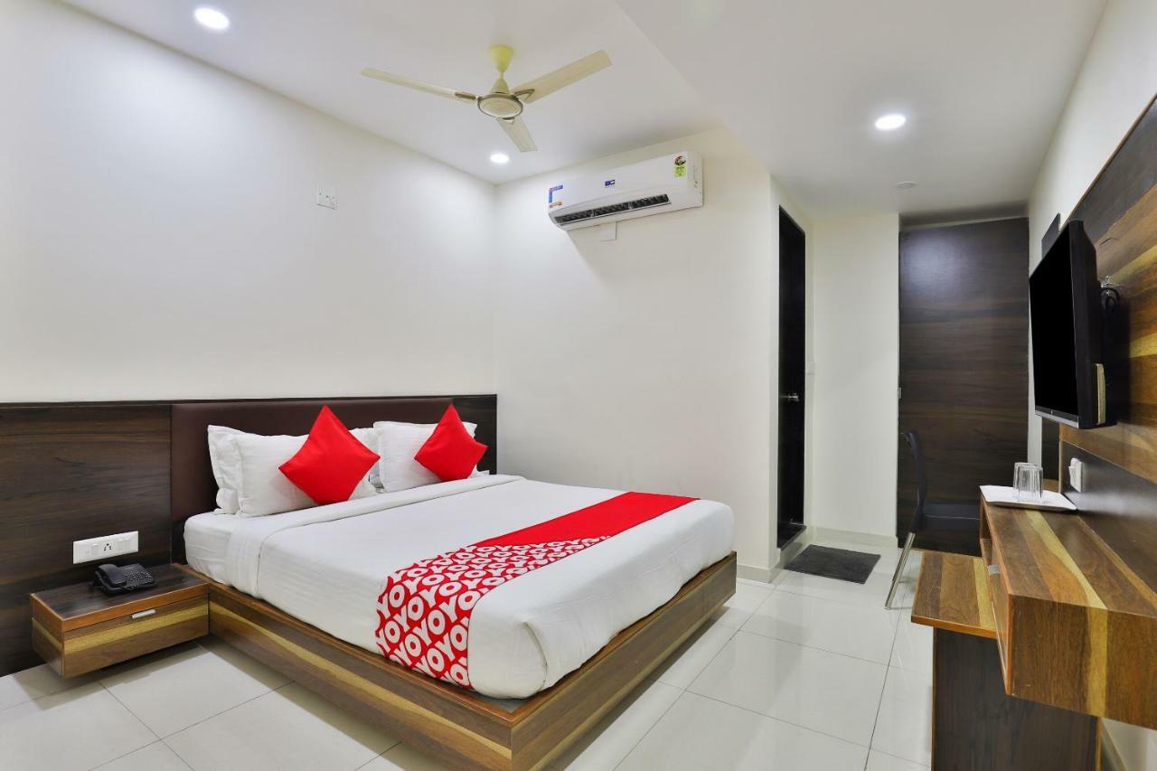 Oyo 25009 Hotel Crystal 아흐메다바드 외부 사진
