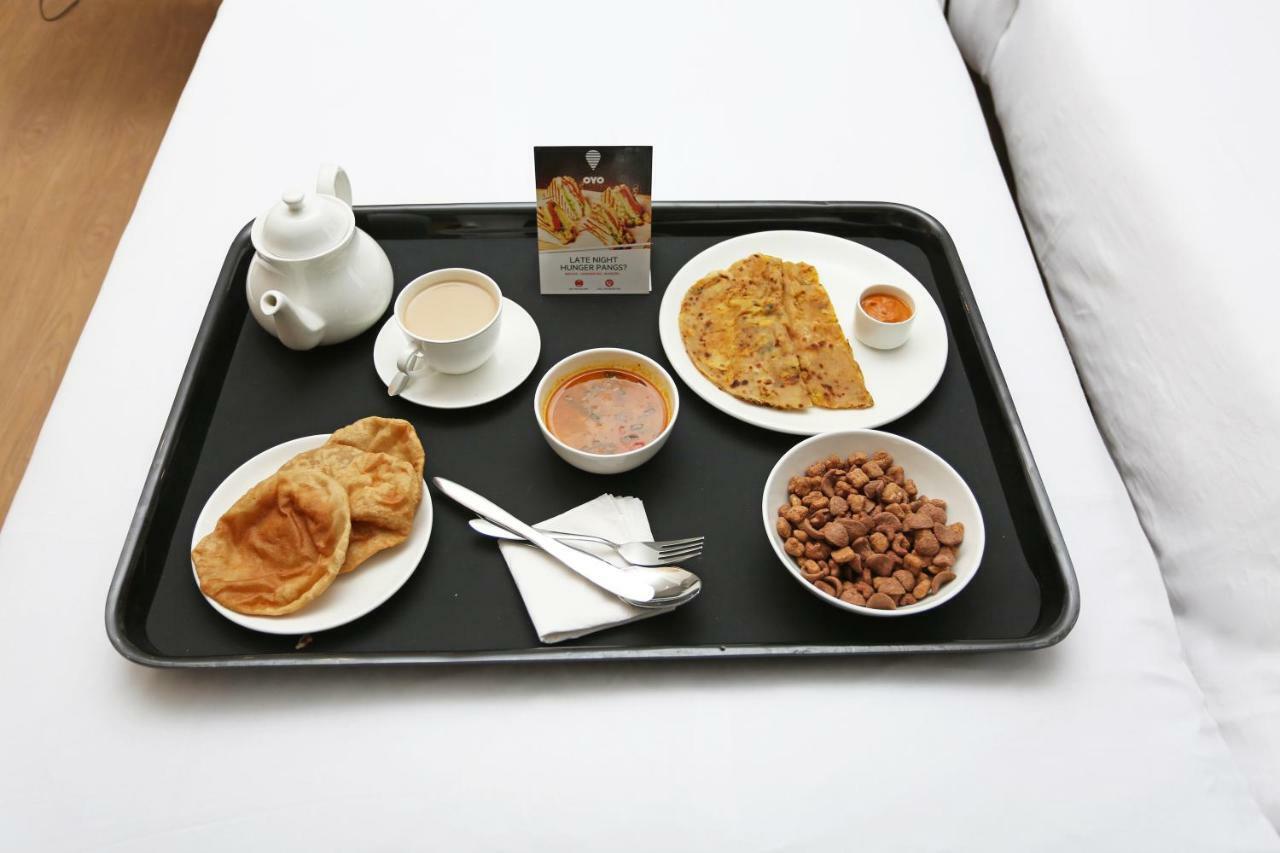 Oyo 25009 Hotel Crystal 아흐메다바드 외부 사진